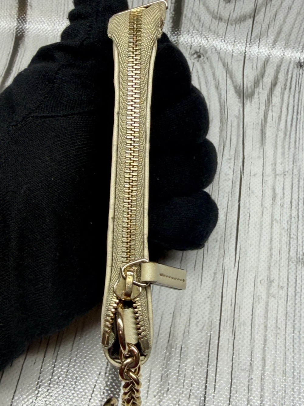 PRE LOVED Light Gray Gucci Guccissima Coin Purse with key ring hook - Picture 5 of 14